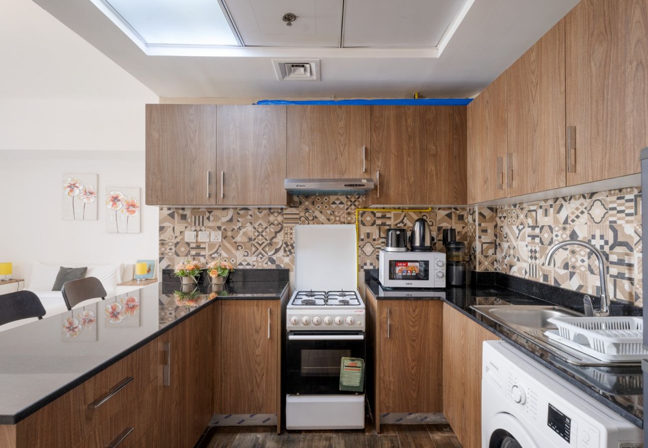 Studio in Dubai - Vibrant Chic Studio w Small Bed in Golden Wood