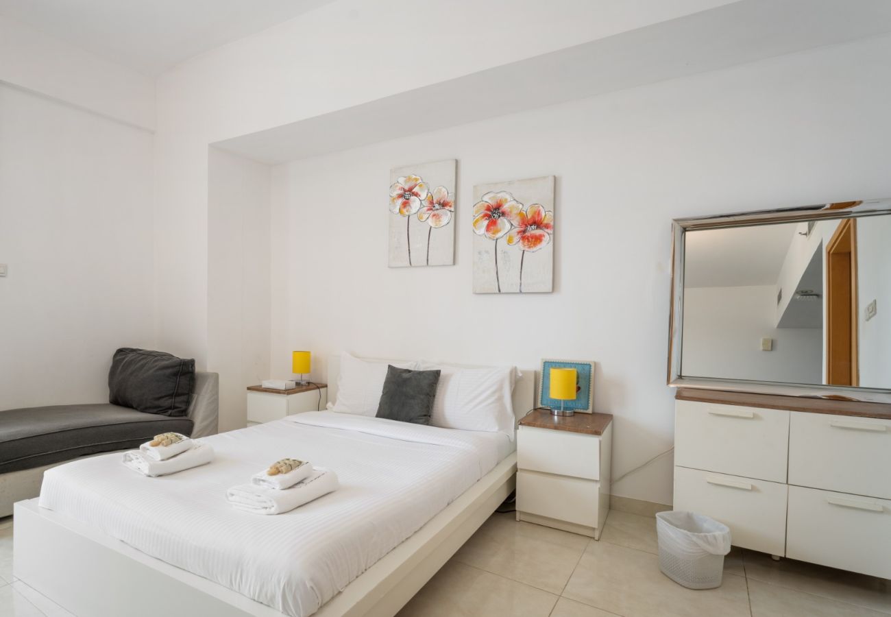 Studio in Dubai - Vibrant Chic Studio w Small Bed in Golden Wood