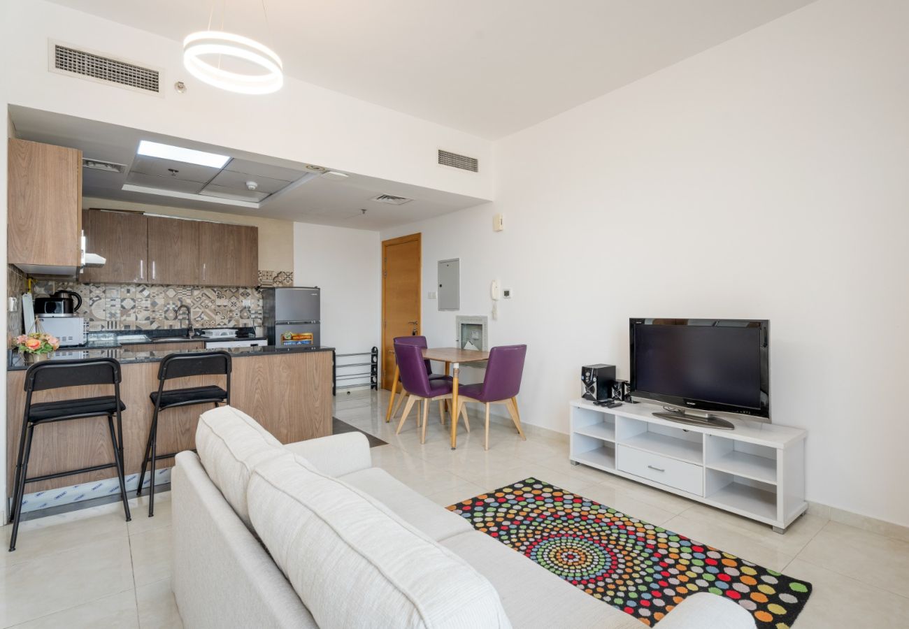 Studio in Dubai - Vibrant Chic Studio w Small Bed in Golden Wood