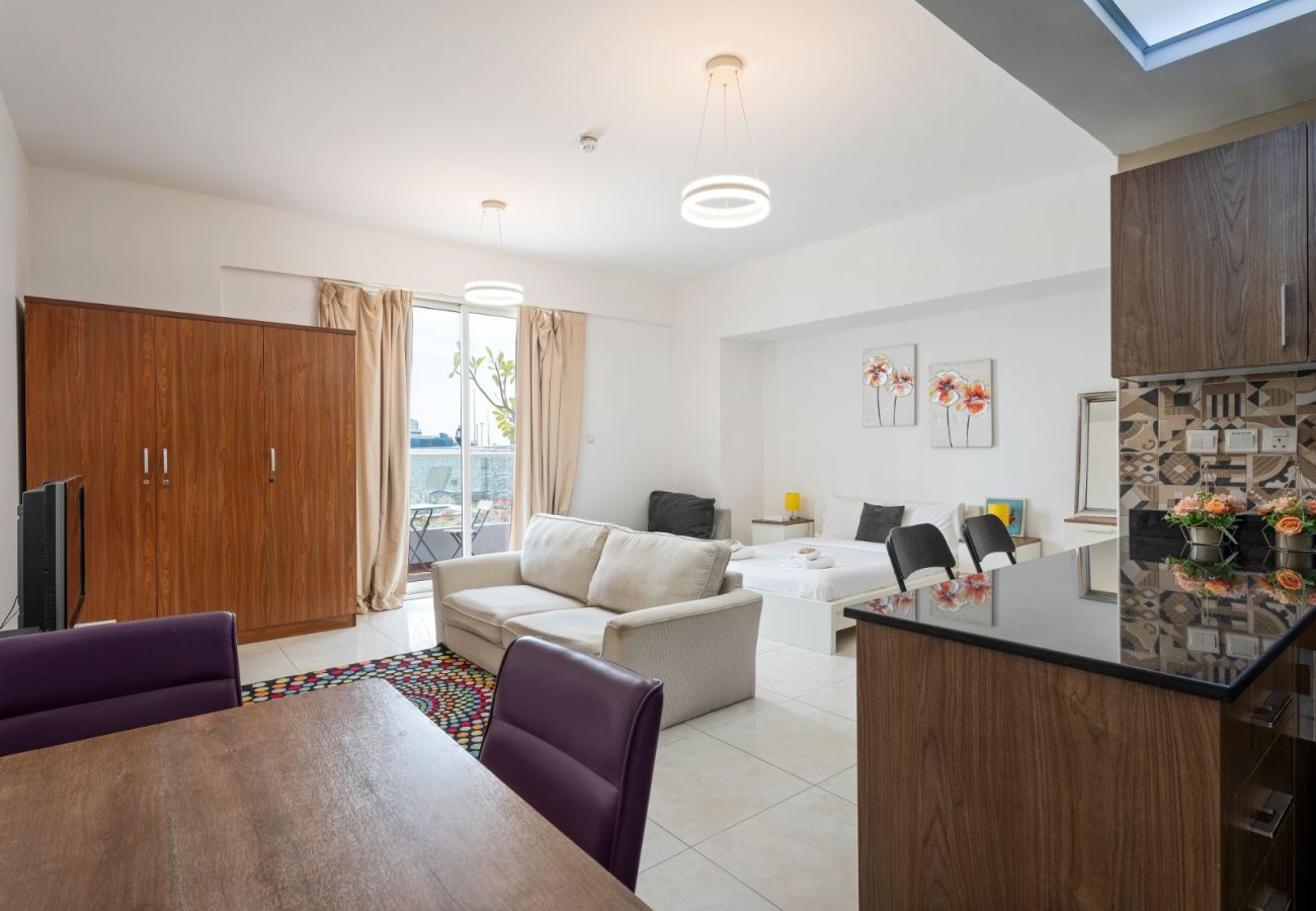 Studio in Dubai - Vibrant Chic Studio w Small Bed in Golden Wood