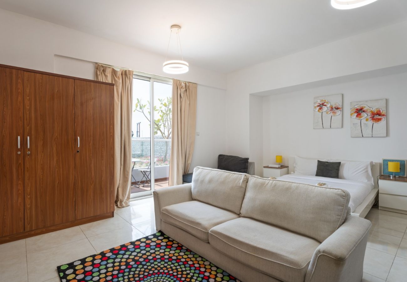 Studio in Dubai - Vibrant Chic Studio w Small Bed in Golden Wood