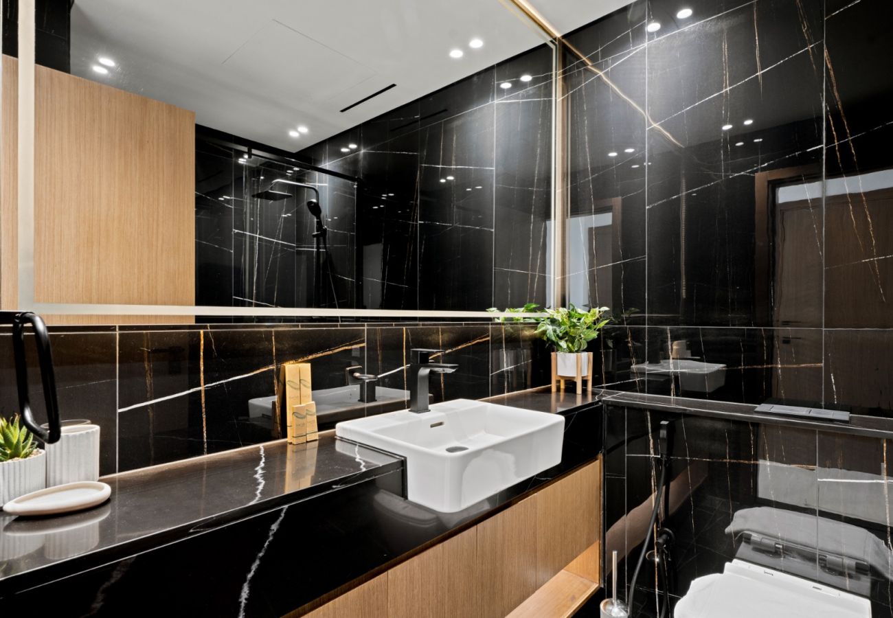 Apartment in Dubai - Aesthetic Elegance: 1 BDR in Binghatti Onyx