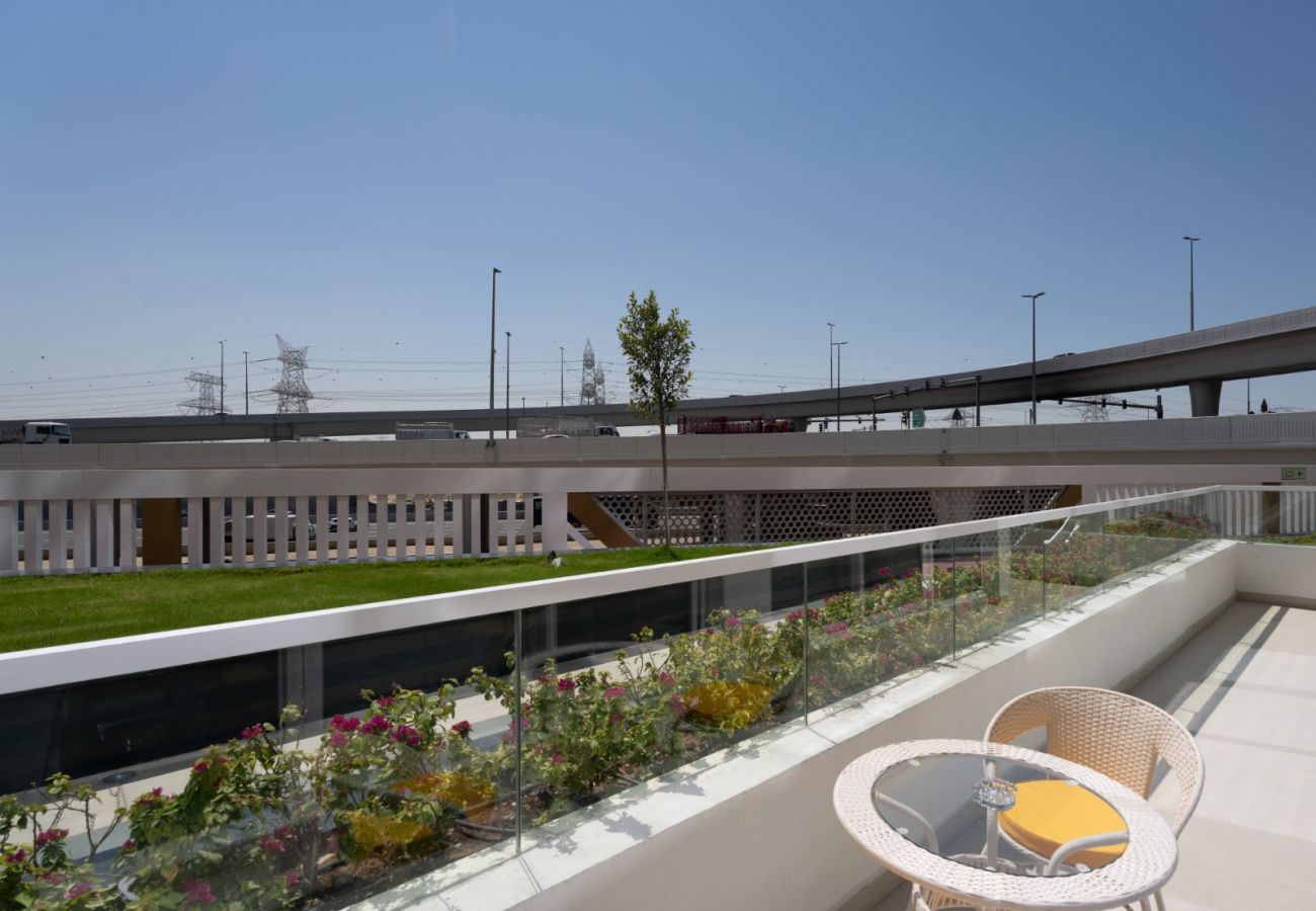 Apartment in Dubai - Spacious Comfy 2BR w Study in Gemz-05