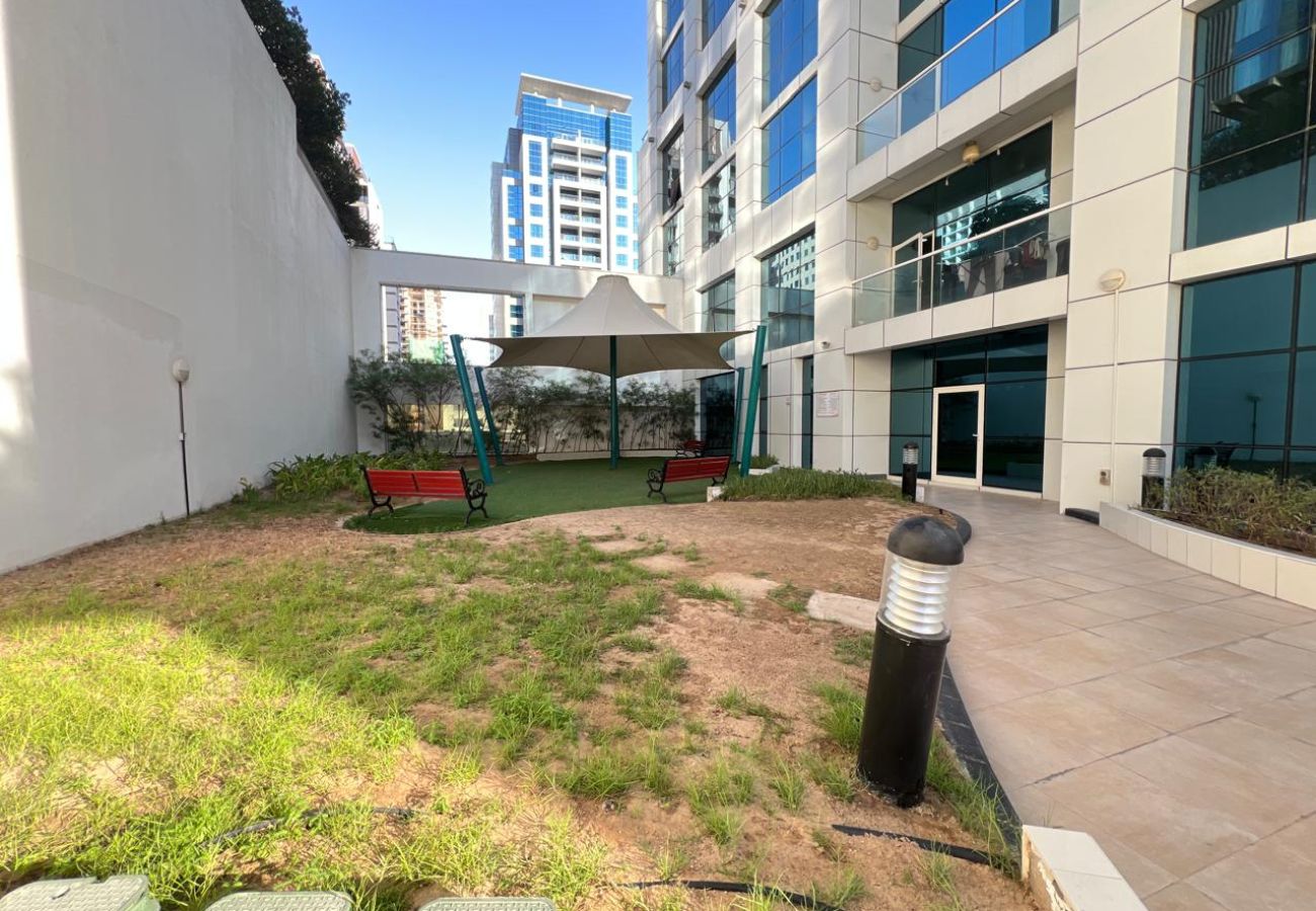 Apartment in Dubai - Luxury Prestige 1BR w/ Sofa Cum Bed-Damac Central