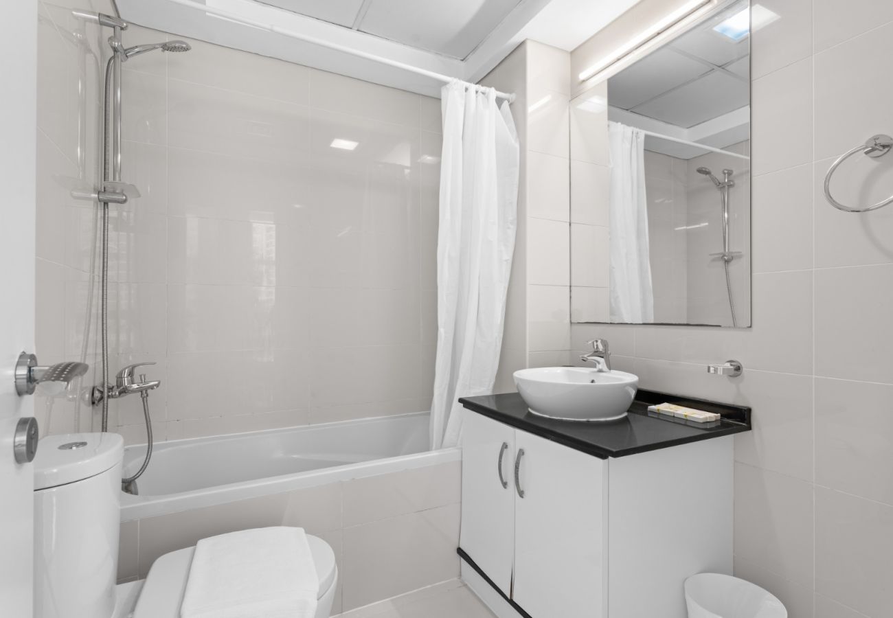 Apartment in Dubai - Luxury Prestige 1BR w/ Sofa Cum Bed-Damac Central