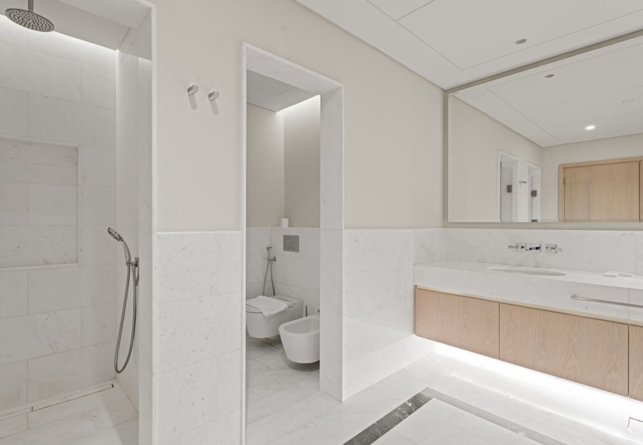 Apartment in Dubai - Tranquil Pearl | Luxe 1BR Island Retreat in Palm