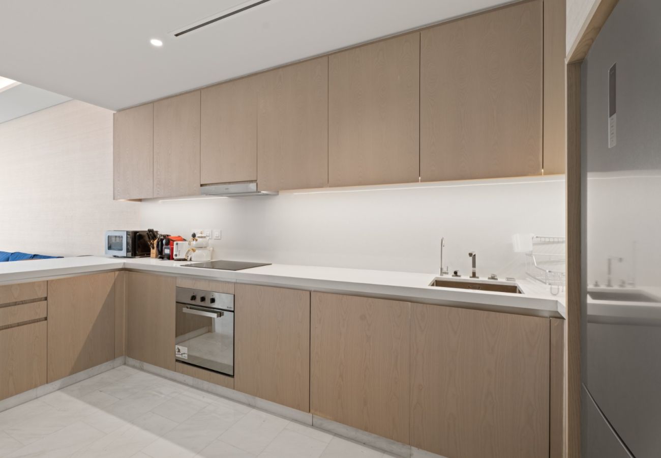 Apartment in Dubai - Tranquil Pearl | Luxe 1BR Island Retreat in Palm