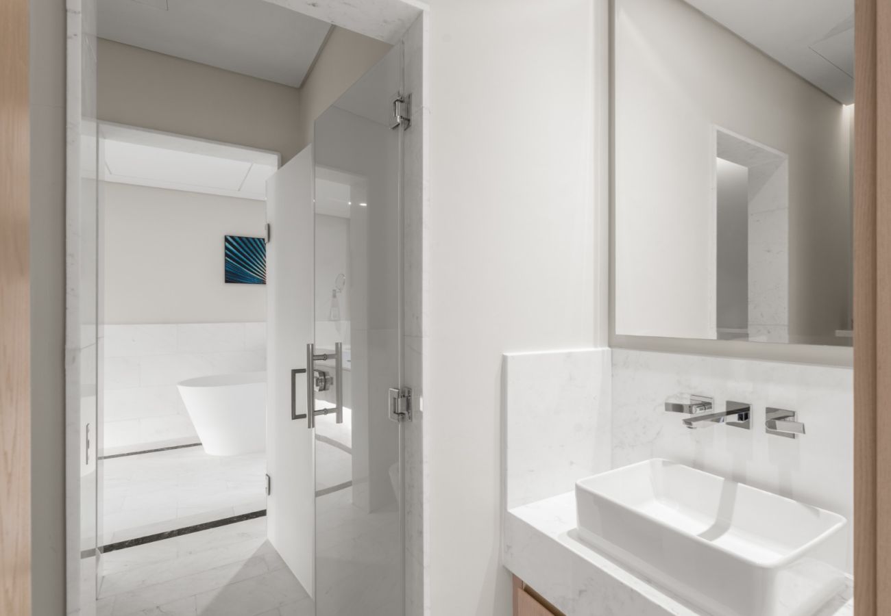 Apartment in Dubai - Tranquil Pearl | Luxe 1BR Island Retreat in Palm