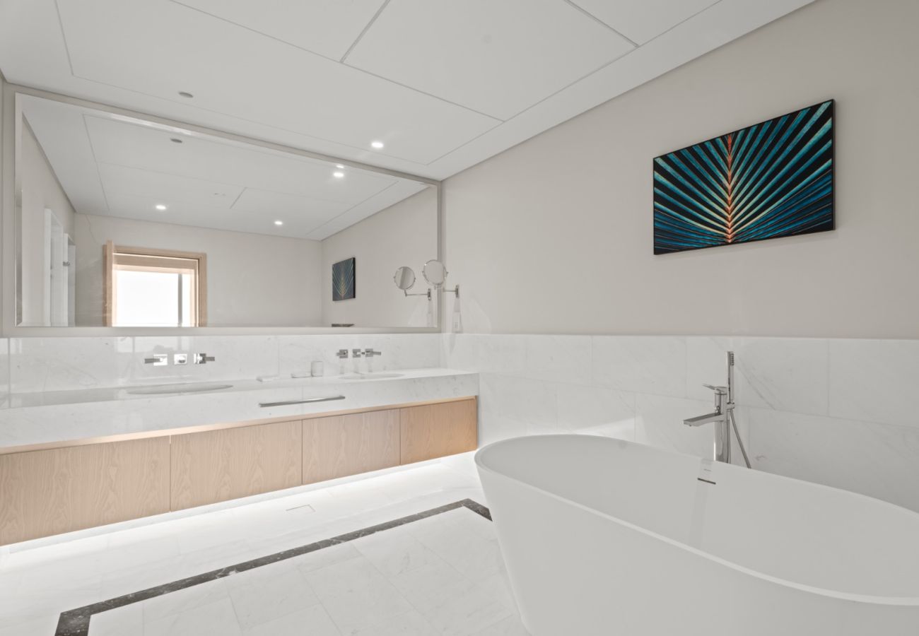 Apartment in Dubai - Tranquil Pearl | Luxe 1BR Island Retreat in Palm