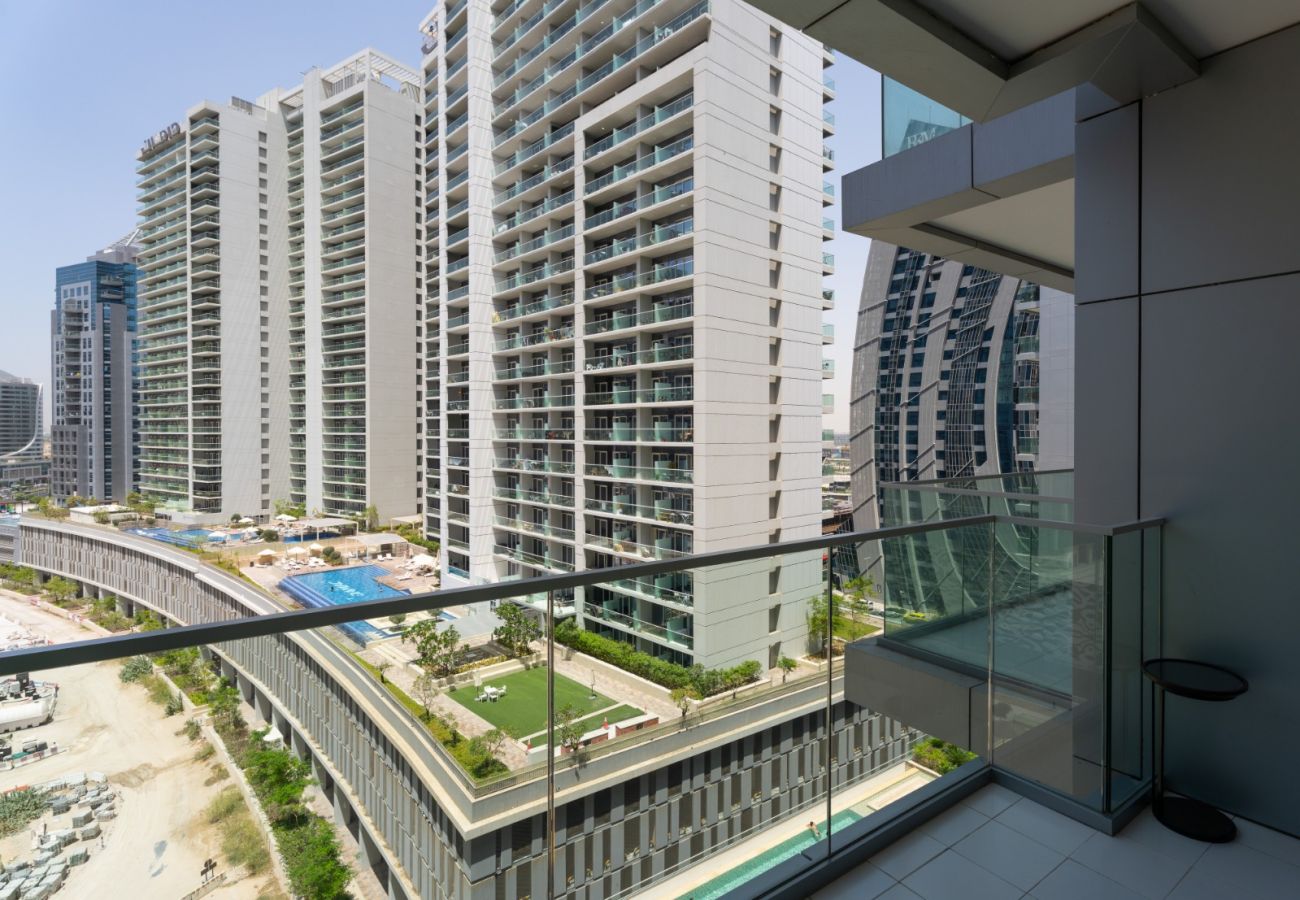 Studio in Dubai - Sunlit Studio Haven | Luxury Living in Majestine