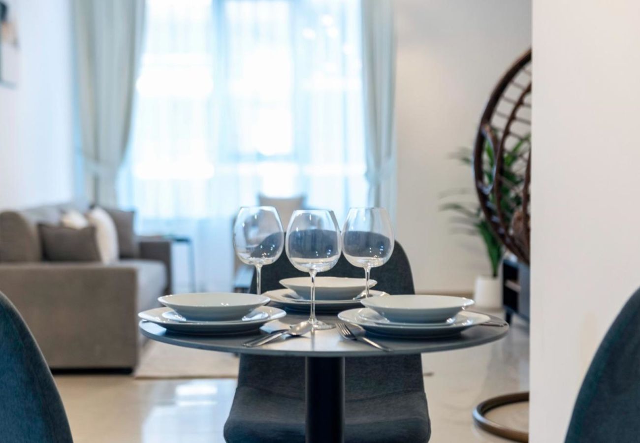 Apartment in Dubai - The Radiance 1BR Suite w Sofa Cum Bed in Ontario