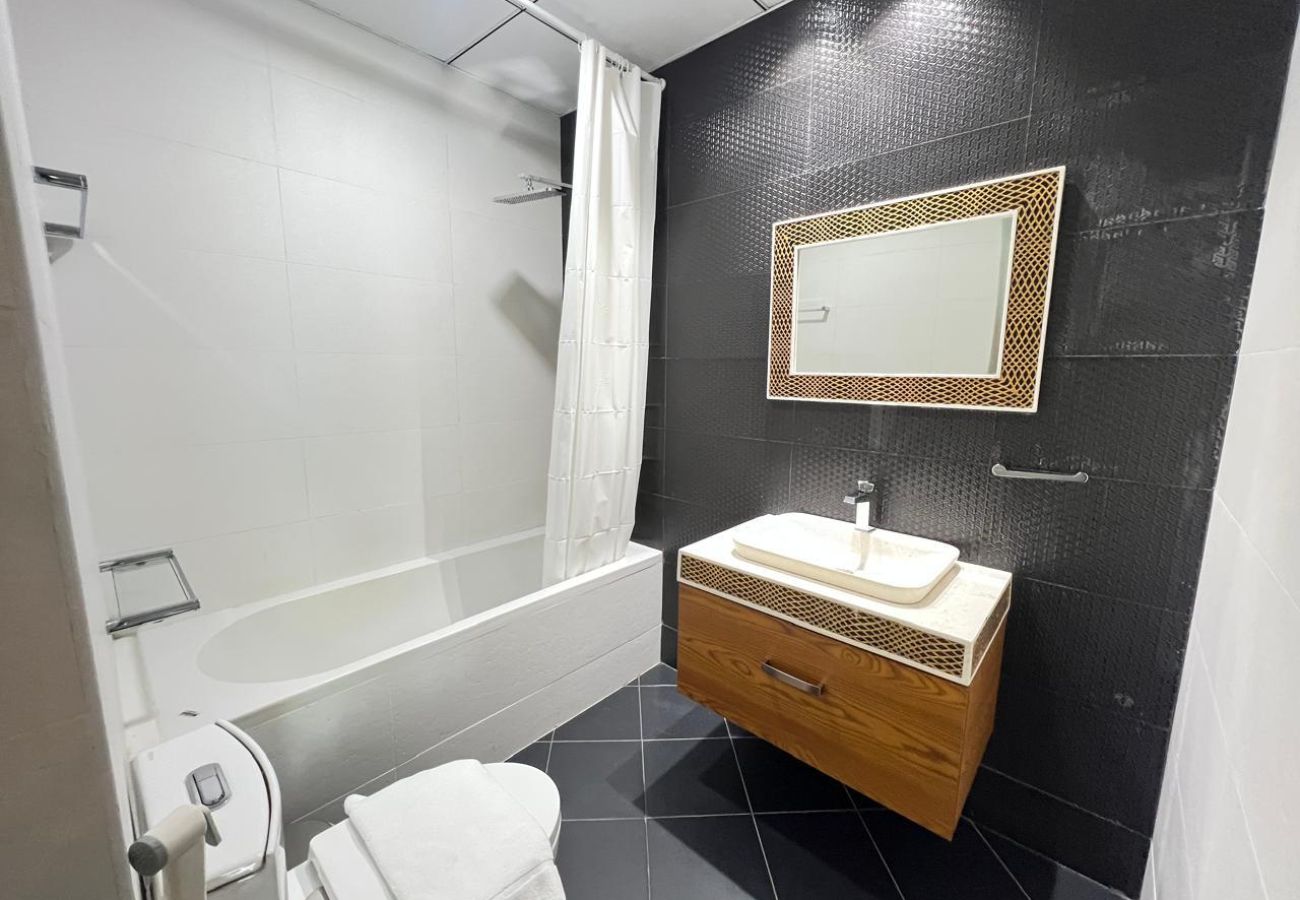Apartment in Dubai - Bliss & Beyond | Classy 1BR w Extra Bed in Miraclz