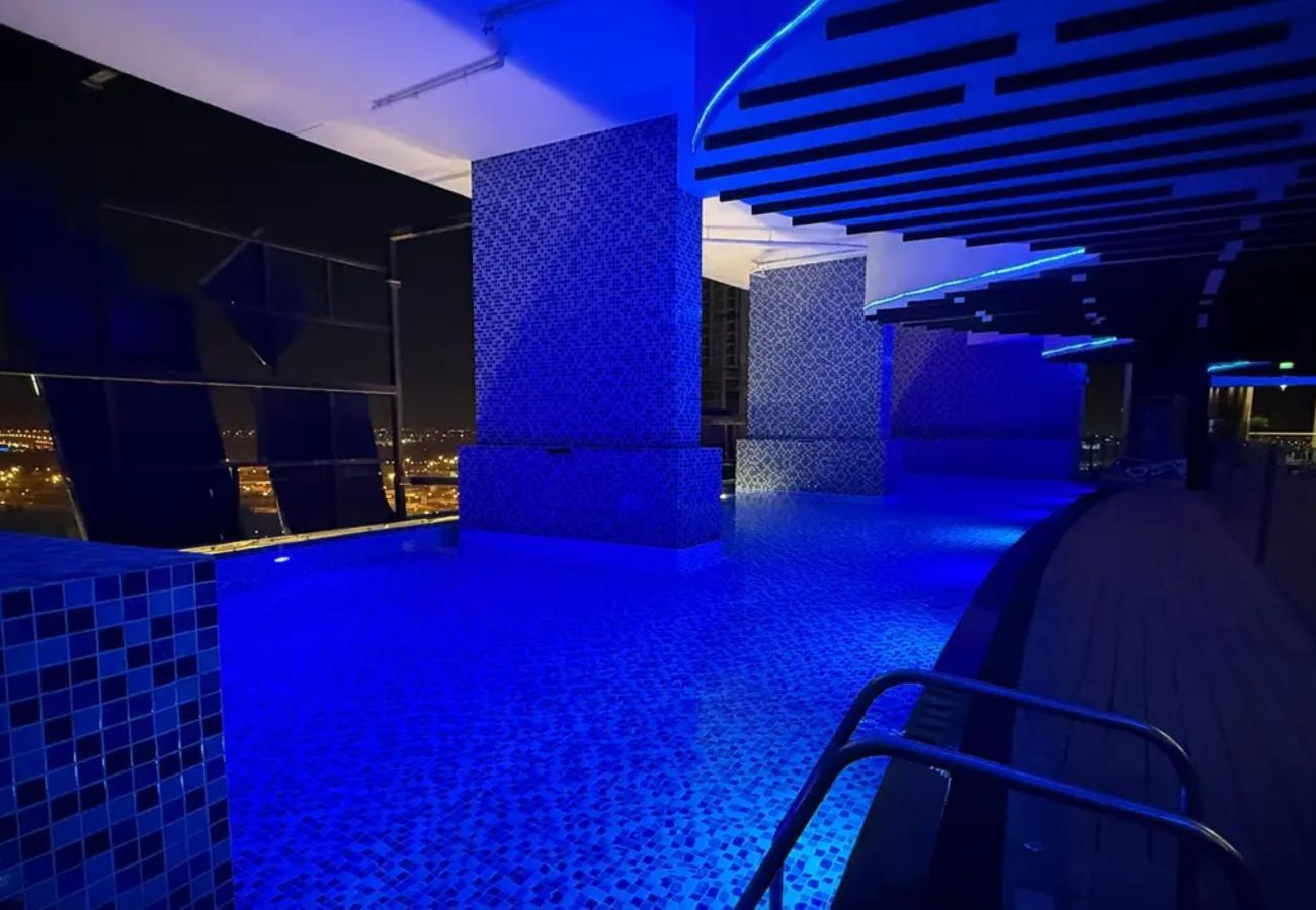 Apartment in Dubai - Bliss & Beyond | Classy 1BR w Extra Bed in Miraclz