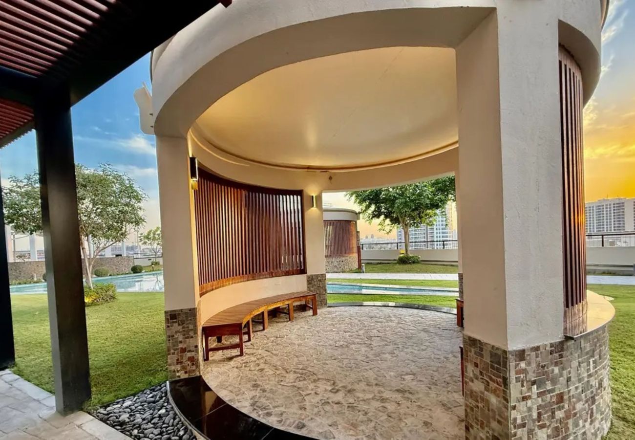 Apartment in Dubai - Bliss & Beyond | Classy 1BR w Extra Bed in Miraclz
