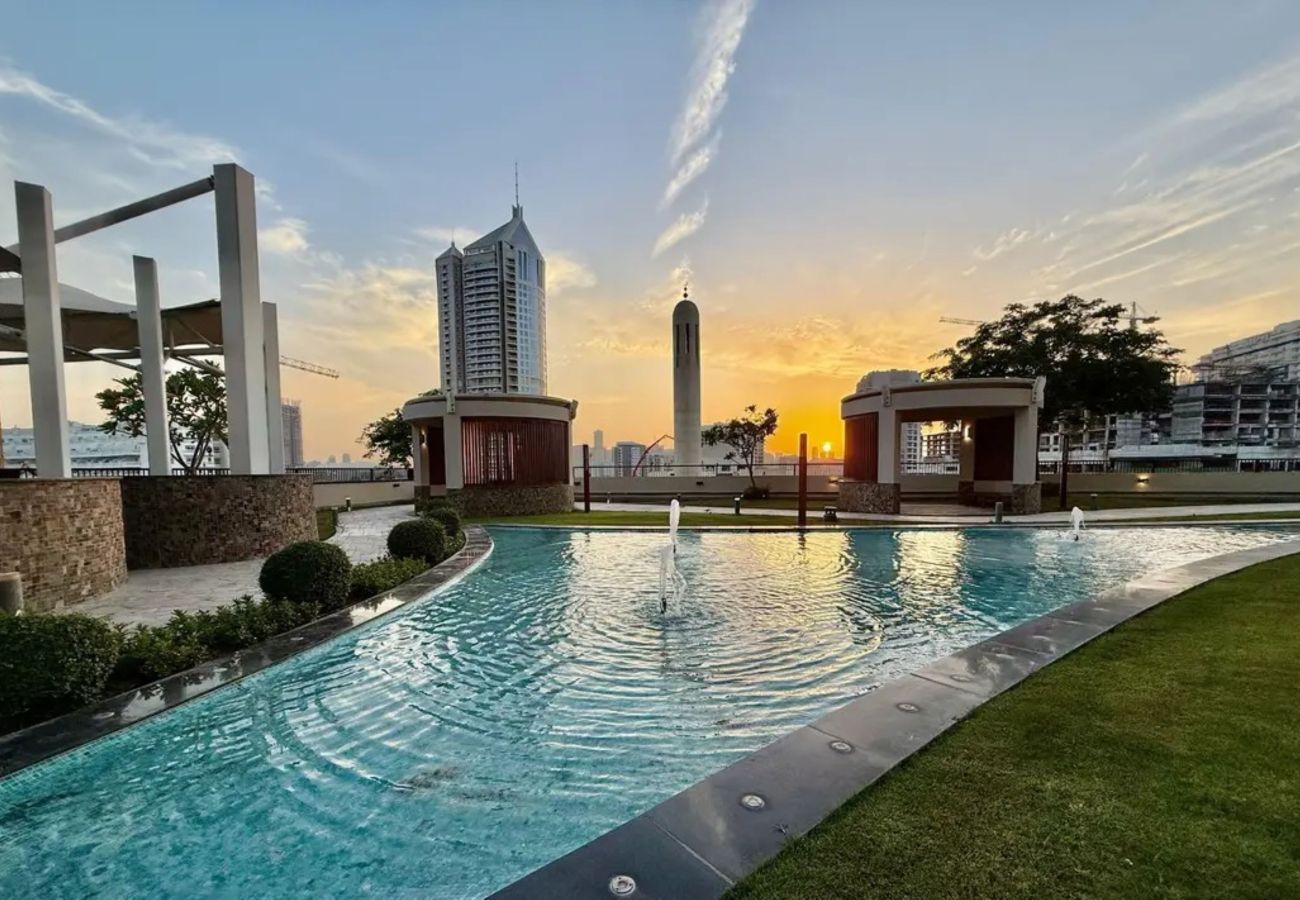 Apartment in Dubai - Bliss & Beyond | Classy 1BR w Extra Bed in Miraclz