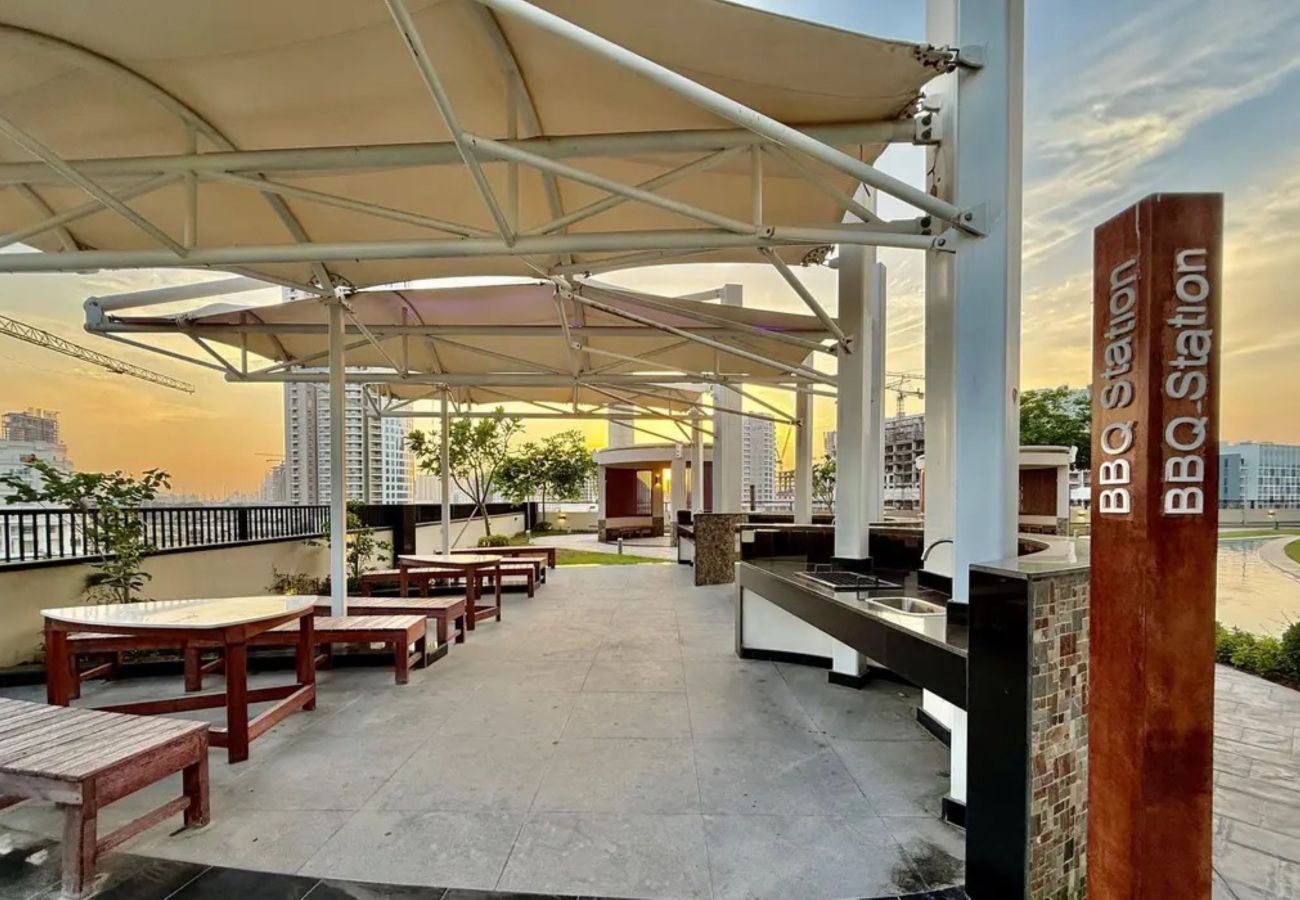 Apartment in Dubai - Bliss & Beyond | Classy 1BR w Extra Bed in Miraclz