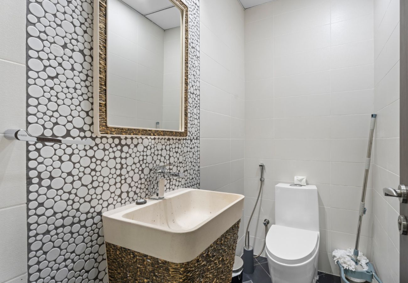 Apartment in Dubai - Bliss & Beyond | Classy 1BR w Extra Bed in Miraclz