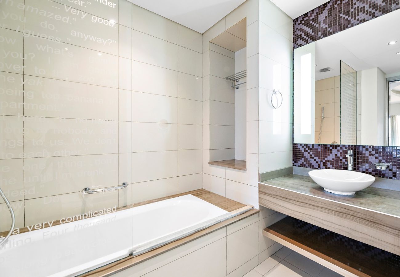 Apartment in Dubai - The Signature Suite 1BDR in Paramount Tower A