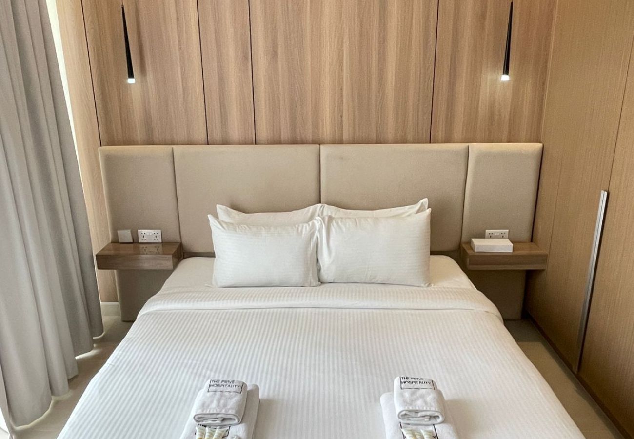 Apartment in Dubai - Radiant Luxe Retreat | 1BR w Sofa Bed in Lotus 3