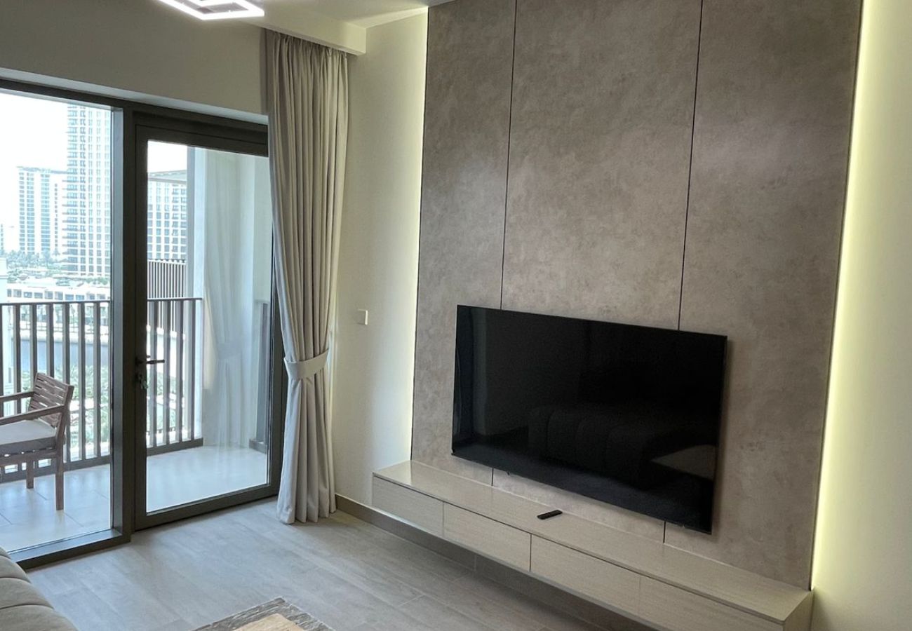 Apartment in Dubai - Radiant Luxe Retreat | 1BR w Sofa Bed in Lotus 3