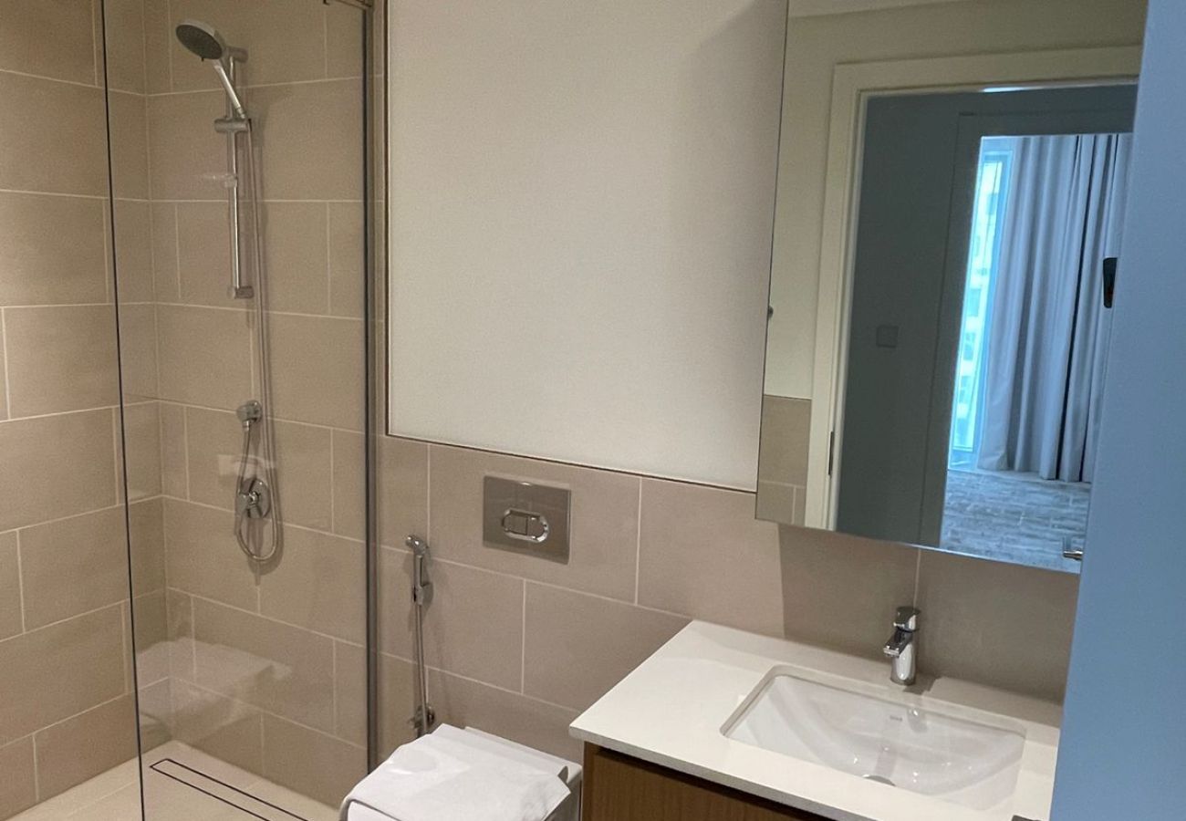 Apartment in Dubai - Radiant Luxe Retreat | 1BR w Sofa Bed in Lotus 3