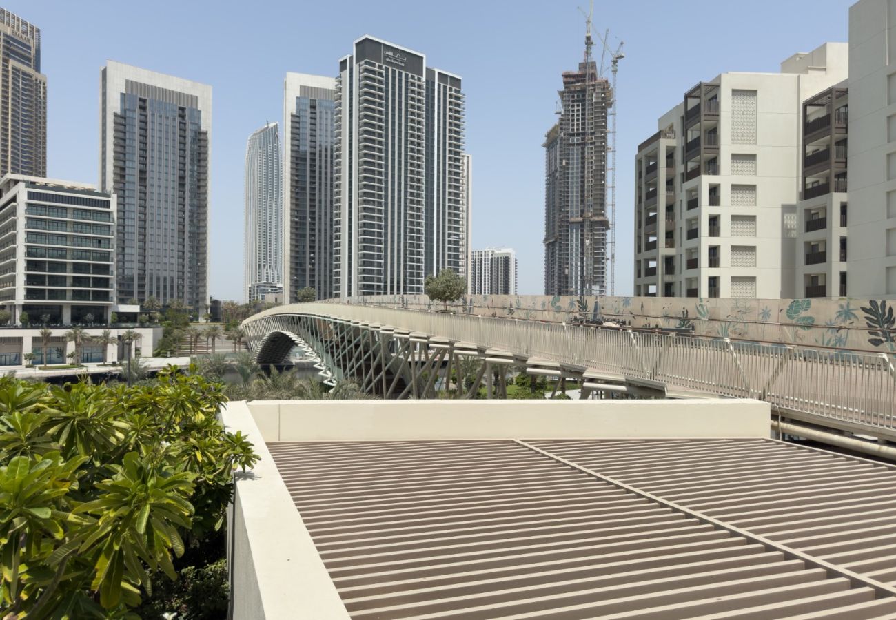 Apartment in Dubai - Radiant Luxe 1BR+Sofa Bed |Sleeps 4| in Lotus 3