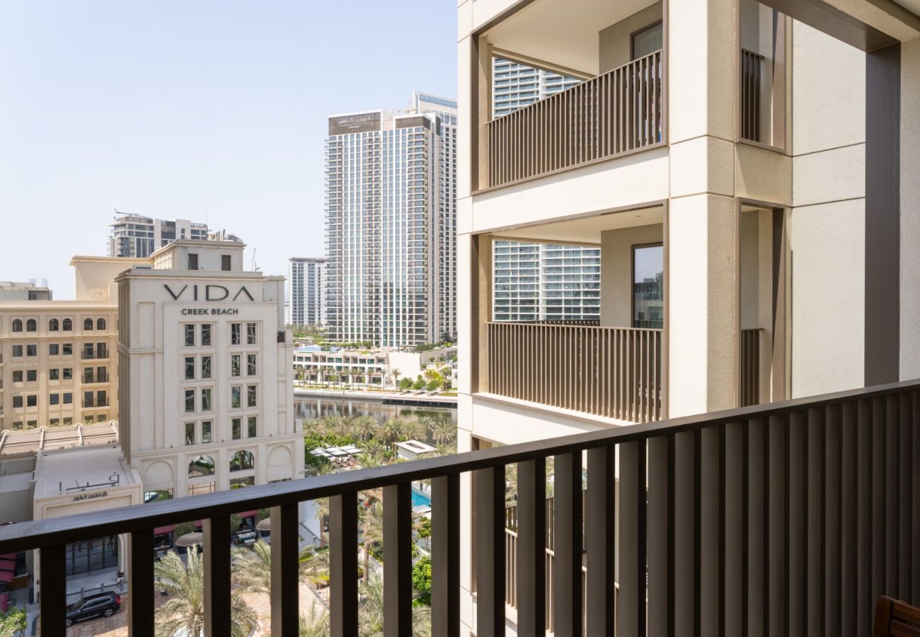 Apartment in Dubai - Radiant Luxe 1BR+Sofa Bed |Sleeps 4| in Lotus 3