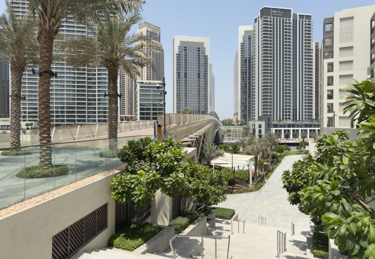 Apartment in Dubai - Radiant Luxe 1BR+Sofa Bed |Sleeps 4| in Lotus 3