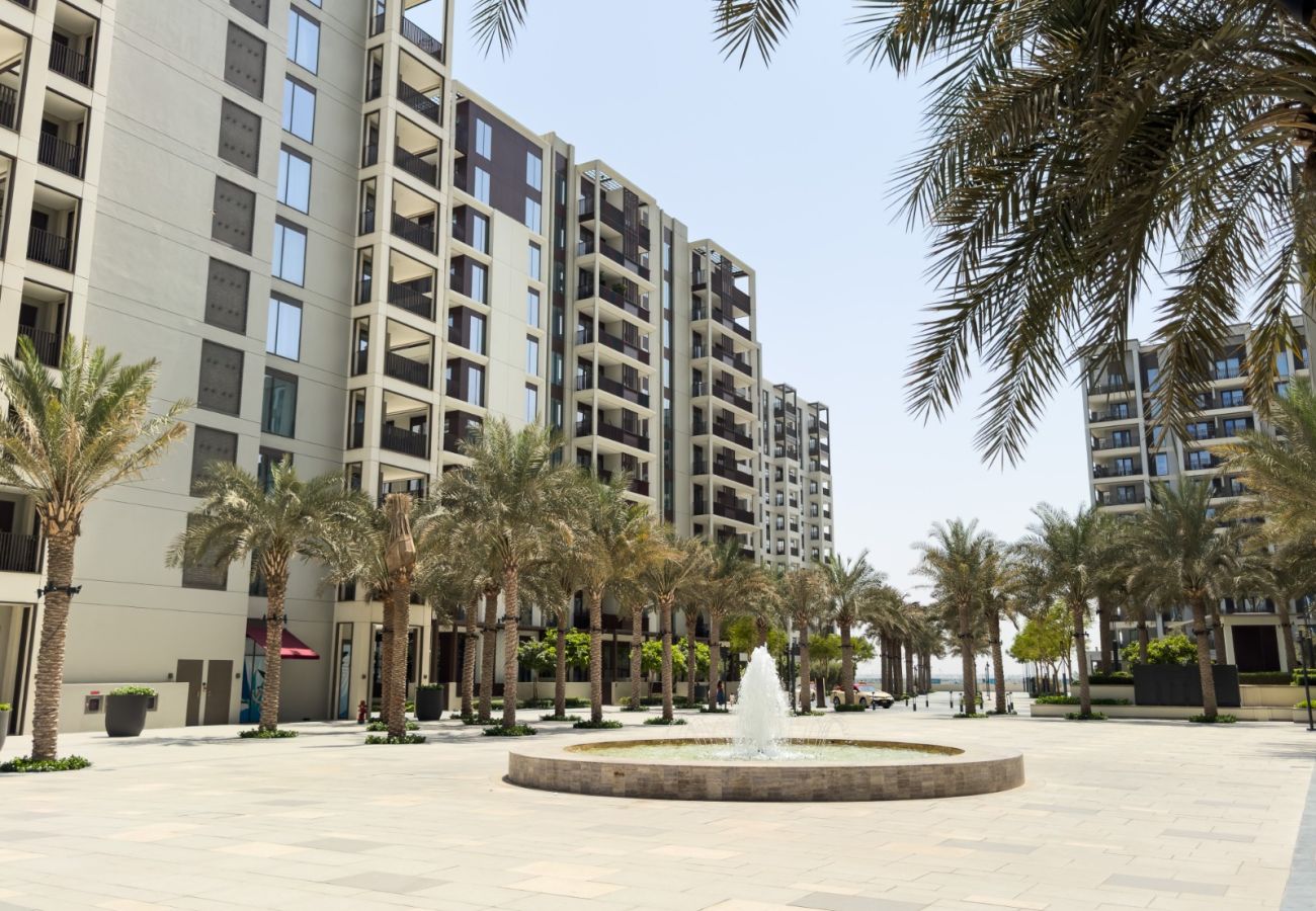 Apartment in Dubai - Radiant Luxe 1BR+Sofa Bed |Sleeps 4| in Lotus 3