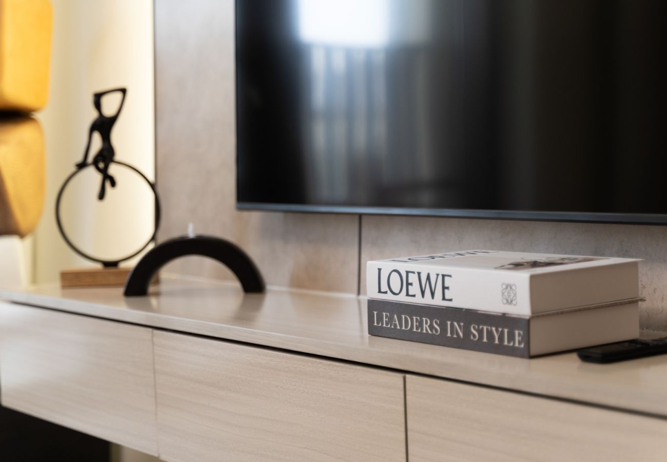Apartment in Dubai - Radiant Luxe 1BR+Sofa Bed |Sleeps 4| in Lotus 3