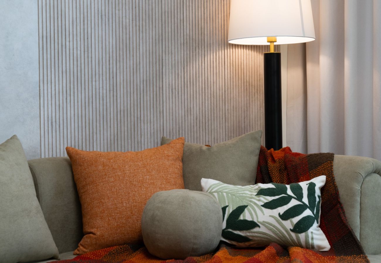 Apartment in Dubai - Radiant Luxe 1BR+Sofa Bed |Sleeps 4| in Lotus 3