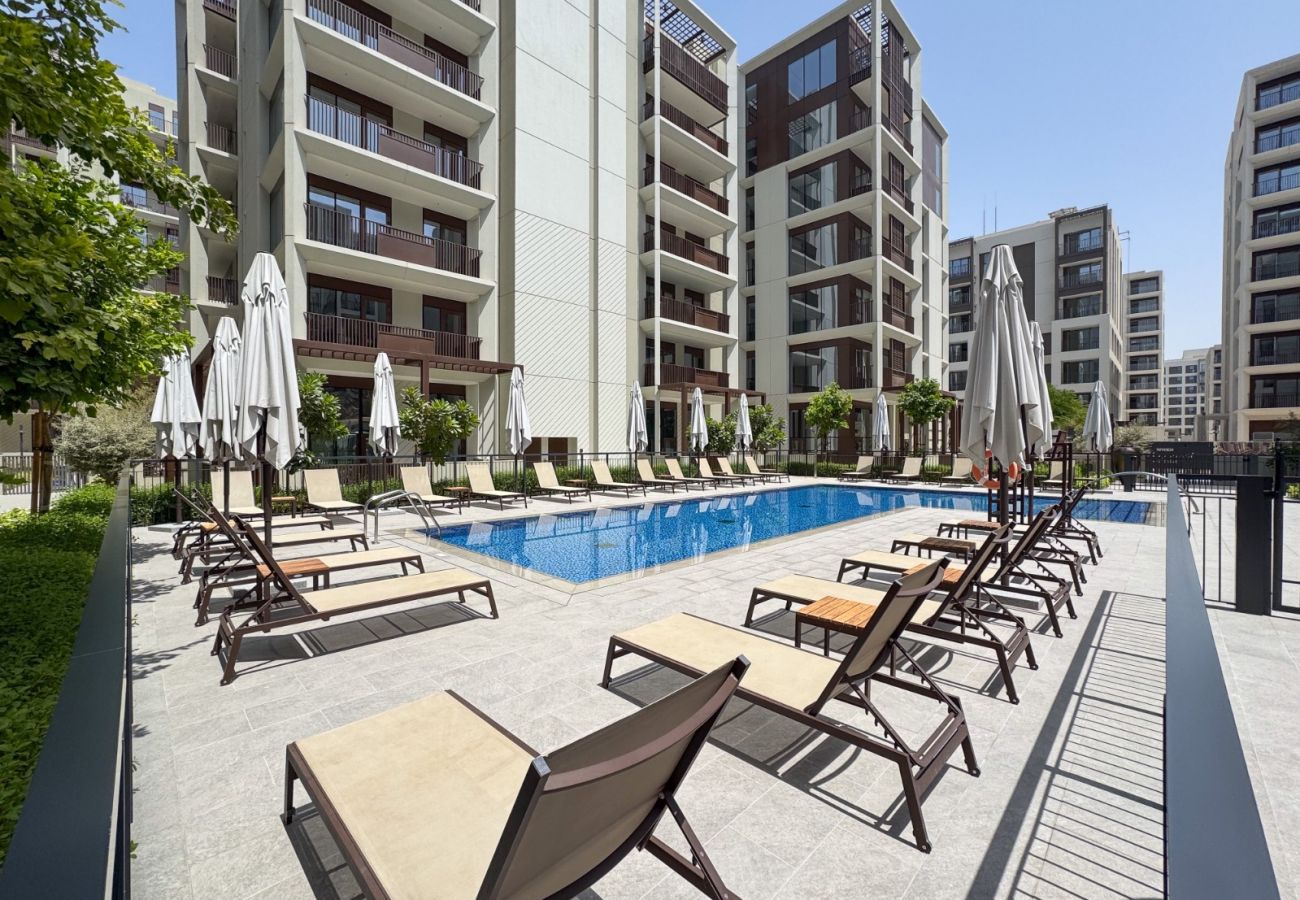 Apartment in Dubai - Radiant Luxe 1BR+Sofa Bed |Sleeps 4| in Lotus 3