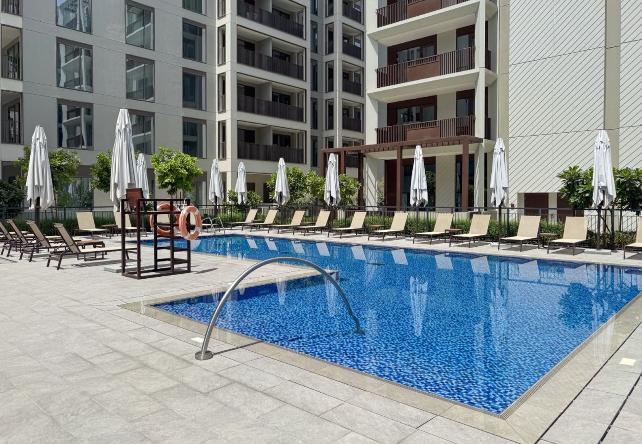 Apartment in Dubai - Radiant Luxe 1BR+Sofa Bed |Sleeps 4| in Lotus 3