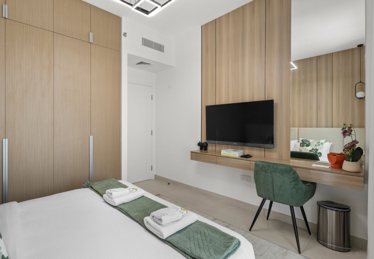 Apartment in Dubai - Radiant Luxe 1BR+Sofa Bed |Sleeps 4| in Lotus 3