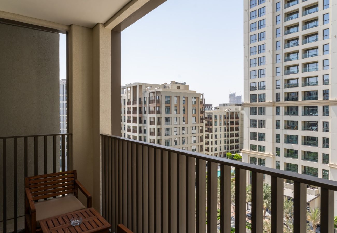 Apartment in Dubai - Radiant Luxe 1BR+Sofa Bed |Sleeps 4| in Lotus 3