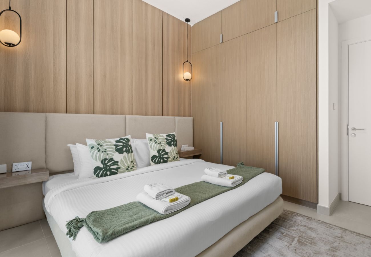 Apartment in Dubai - Radiant Luxe 1BR+Sofa Bed |Sleeps 4| in Lotus 3