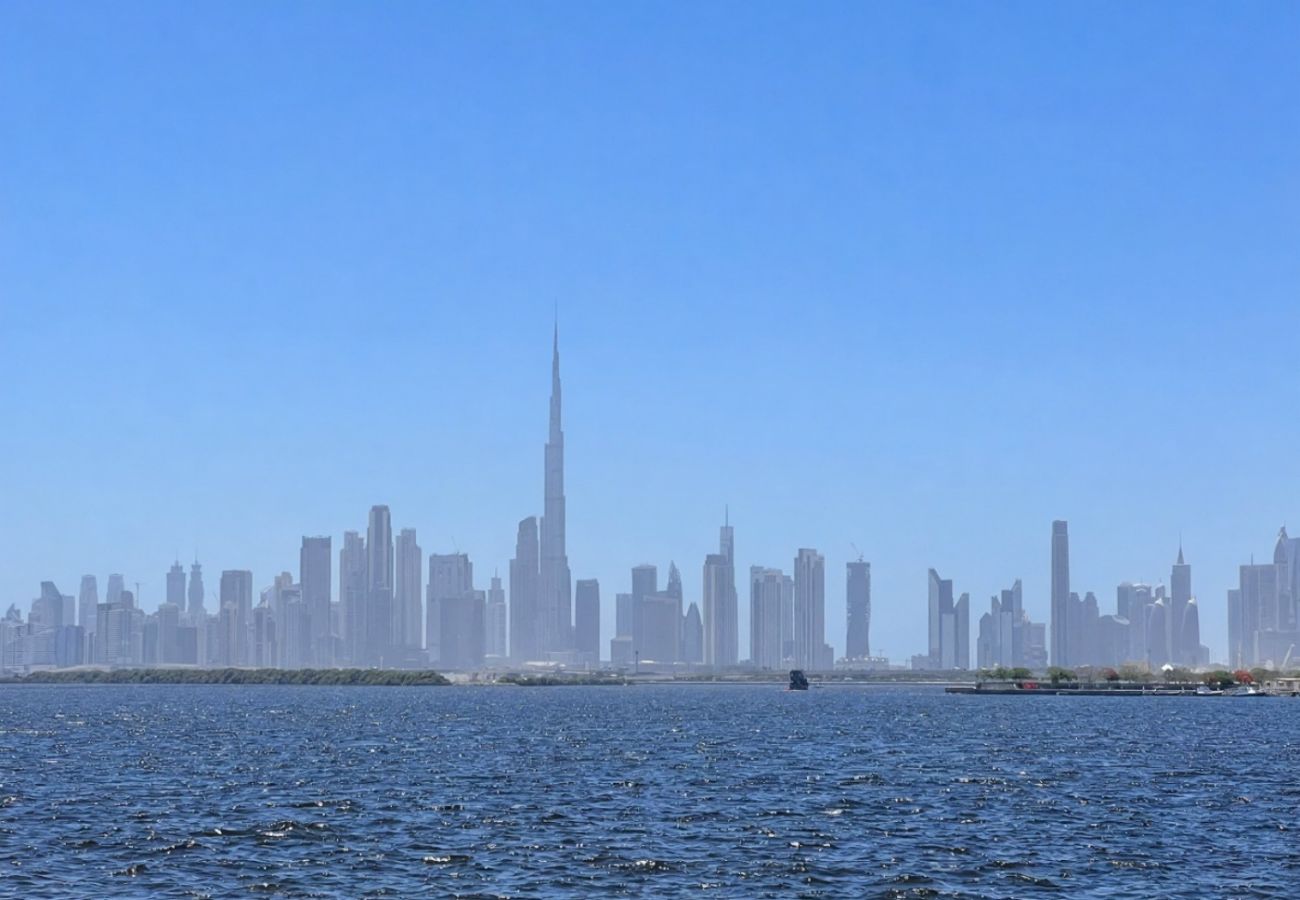 Apartment in Dubai - Radiant Luxe 1BR+Sofa Bed |Sleeps 4| in Lotus 3