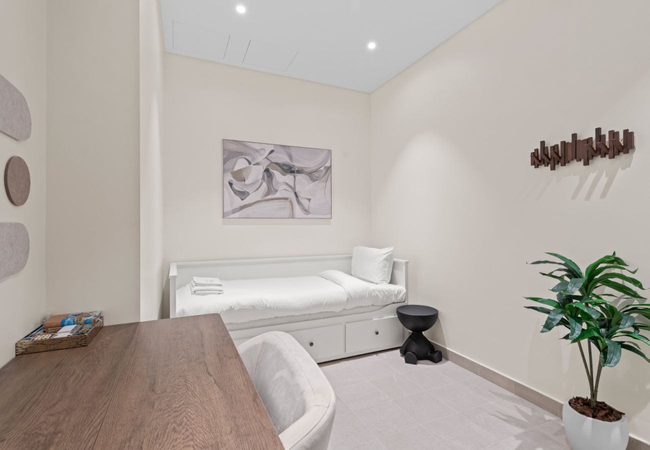 Apartment in Dubai - Royale 1BR+Study|Sleeps 4|Full Burj Khalifa View