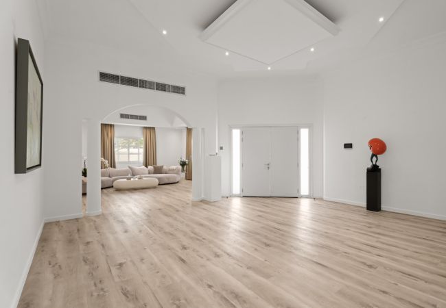 Villa in Dubai - World Class Luxurious 4 BDR Villa In Umm Al Sheif Villa in Dubai - World Class Luxurious 4 BDR Villa In Umm Al Sheif