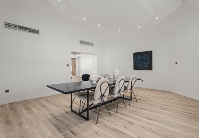 Villa in Dubai - World Class Luxurious 4 BDR Villa In Umm Al Sheif Villa in Dubai - World Class Luxurious 4 BDR Villa In Umm Al Sheif