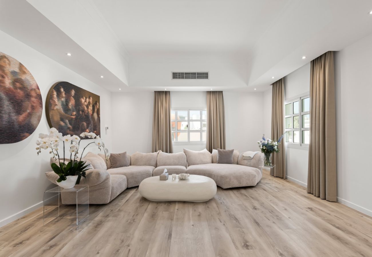 Villa in Dubai - World Class Luxurious 4 BDR Villa In Umm Al Sheif Villa in Dubai - World Class Luxurious 4 BDR Villa In Umm Al Sheif