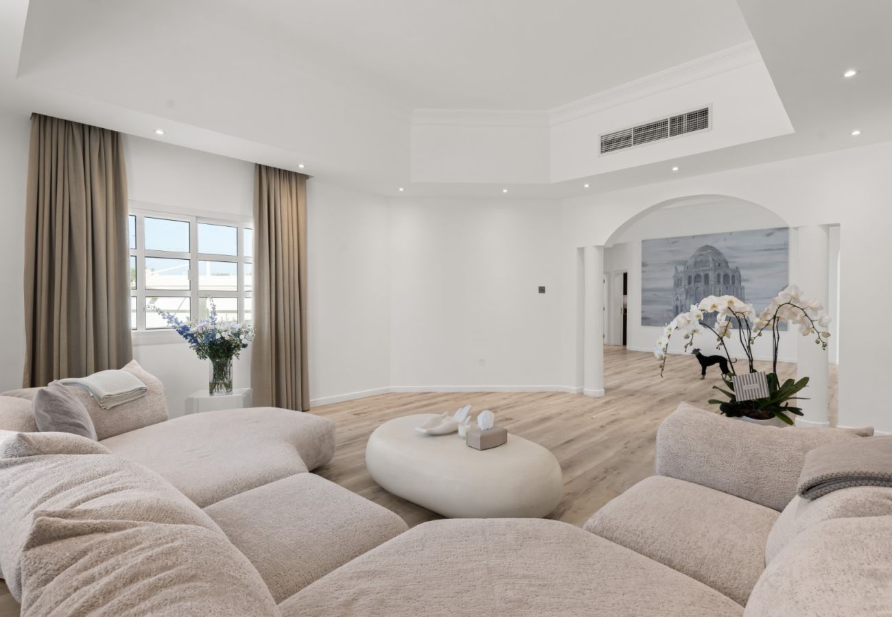 Villa in Dubai - World Class Luxurious 4 BDR Villa In Umm Al Sheif Villa in Dubai - World Class Luxurious 4 BDR Villa In Umm Al Sheif