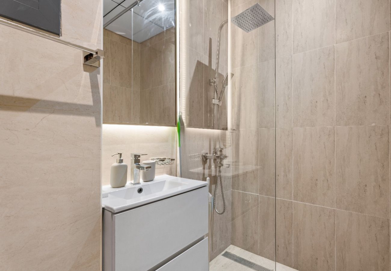 Studio in Dubai - Warm Glow Retreat: Cozy Studio In Regina, JVC
