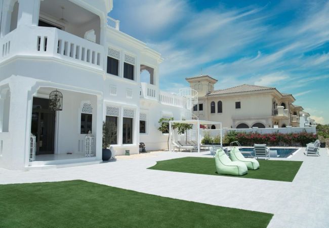 Villa in Dubai - World Class Luxurious 5 BDR Villa In Palm Jumeriah