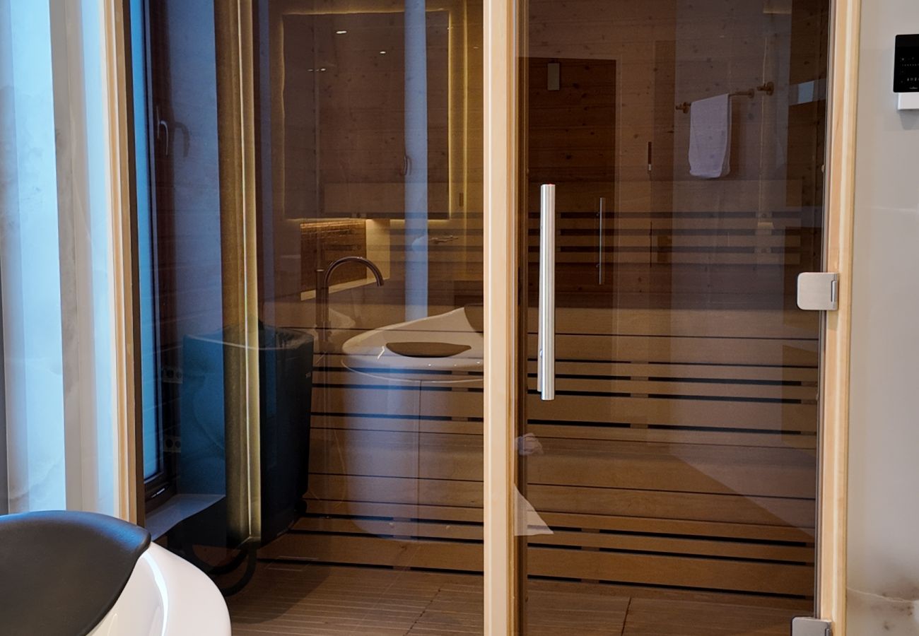 Villa in Dubai - World Class 6 BDR Villa In Signature Palm