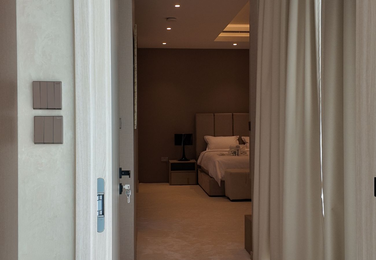 Villa in Dubai - World Class 6 BDR Villa In Signature Palm