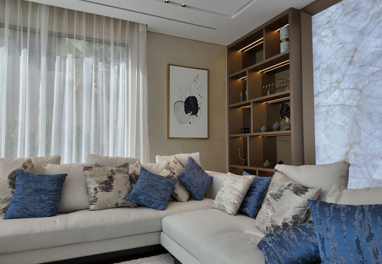 Villa in Dubai - World Class 6 BDR Villa In Signature Palm