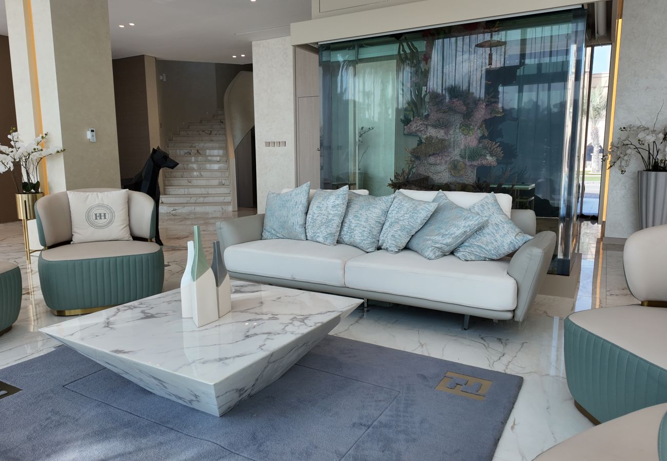 Villa in Dubai - World Class 6 BDR Villa In Signature Palm