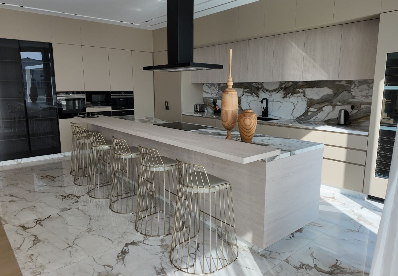 Villa in Dubai - World Class 6 BDR Villa In Signature Palm