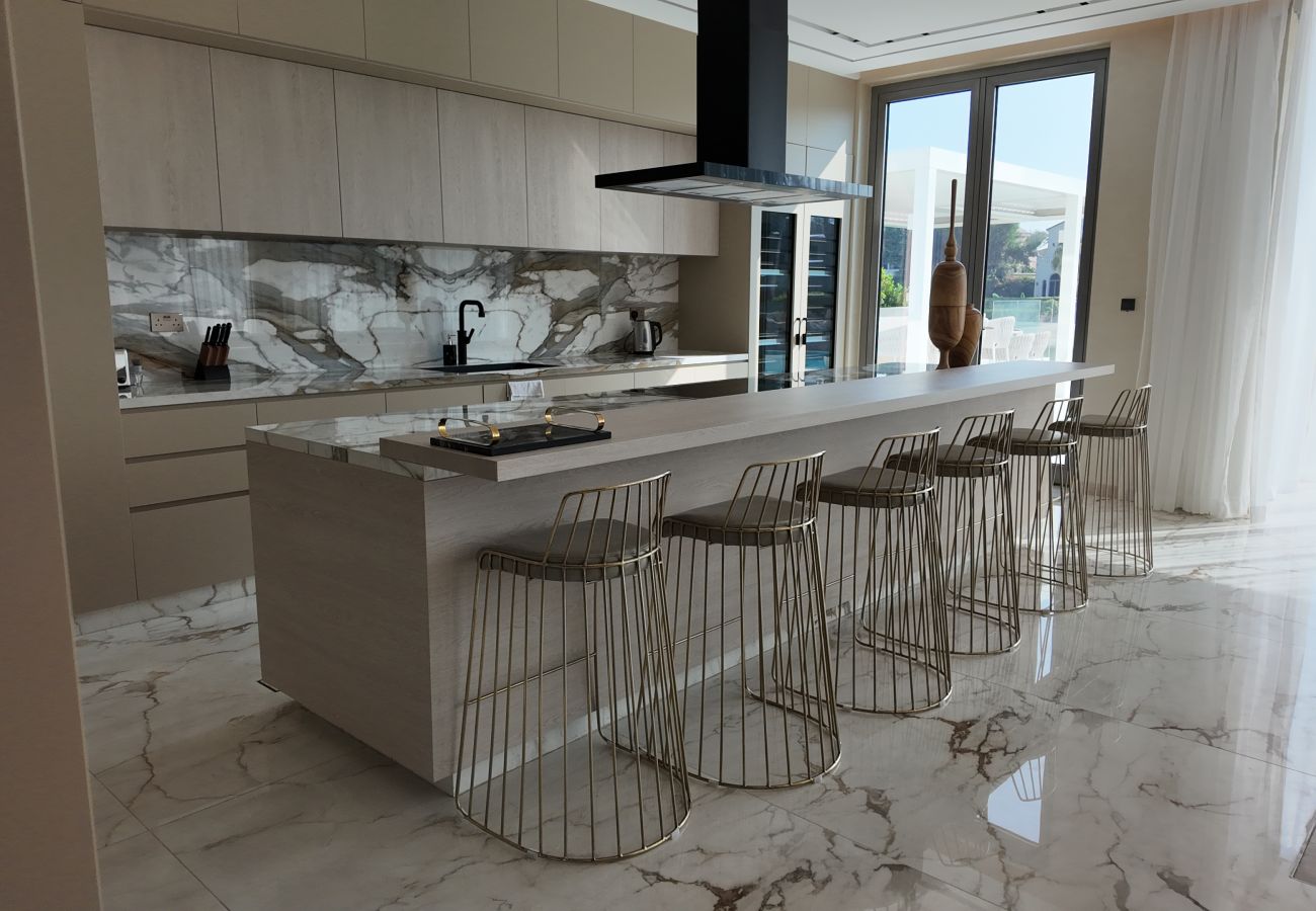 Villa in Dubai - World Class 6 BDR Villa In Signature Palm